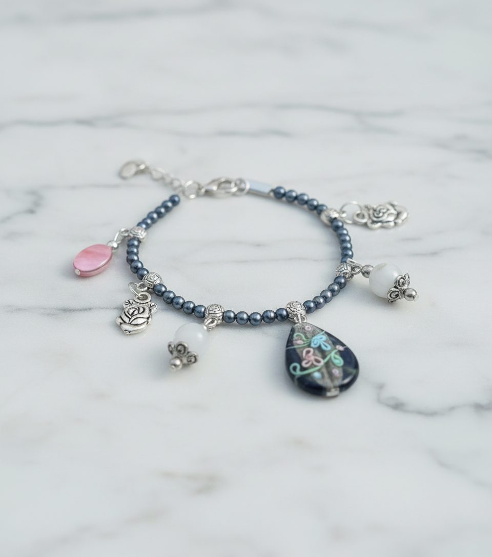 Bracelet en perles fines avec breloques quartz, nacre rose et perle de verre nacrelune.com bracelet