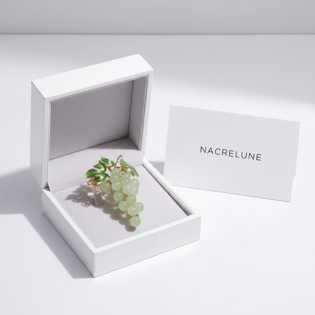 Broche Grappe de Raisin - Bijou Tendance Vintage et Artisanal nacrelune.com broche