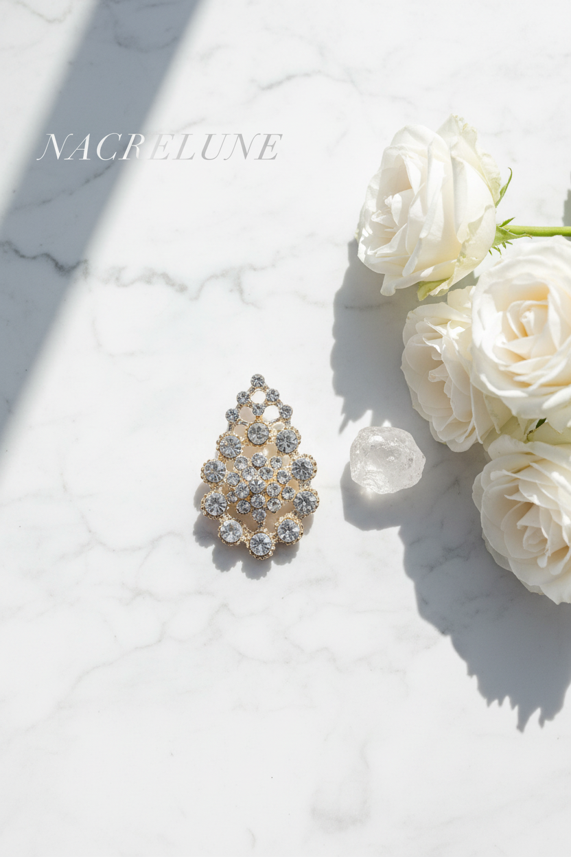 Broche Strass Blancs – Bijou Fantaisie Élégant | NACRELUNE nacrelune.com broche