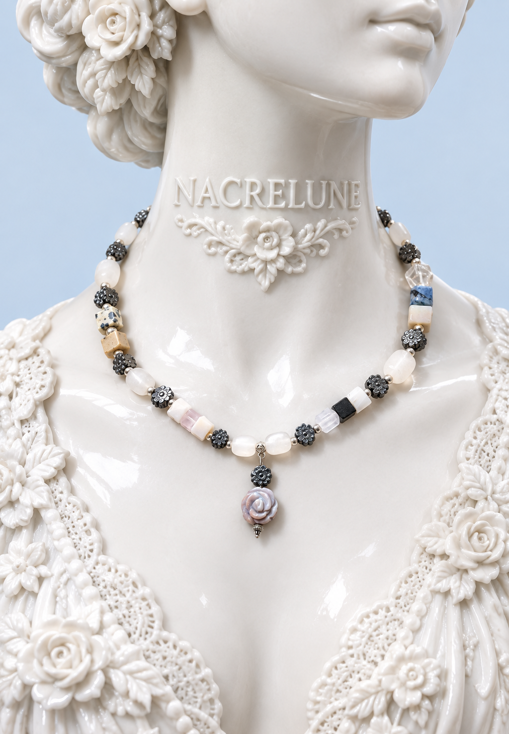 Buste en porcelaine, fond bleu poudré, NACRELUNE sur ornement de cheveux
