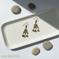 Boucles d'oreille pendantes dorées – Chandelier filigrane & perles nacrelune.com boucles d'oreille