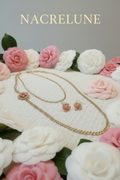 Ensemble fantaisie de style connu avec fleur camelia