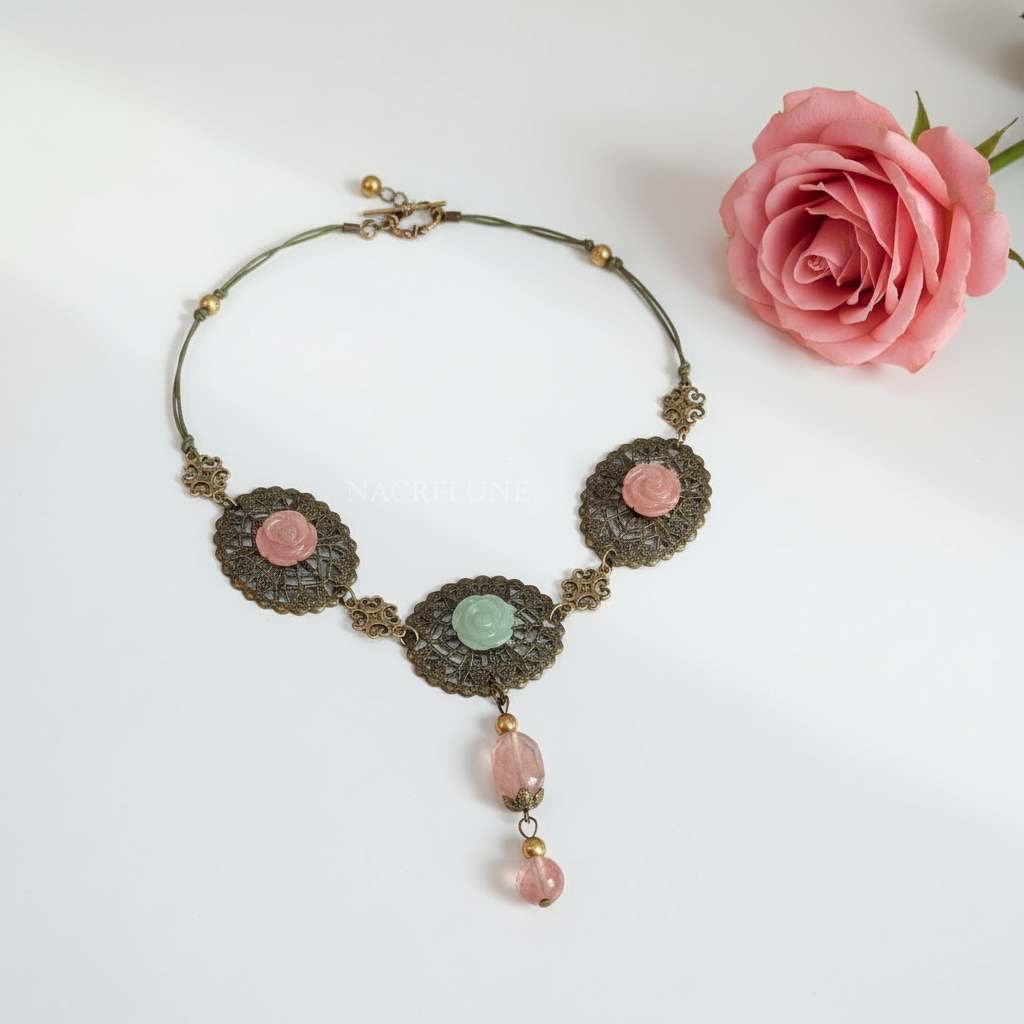 Collier en métal avec fleurs en aventurine sculptées et quartz rouges nacrelune.com collier