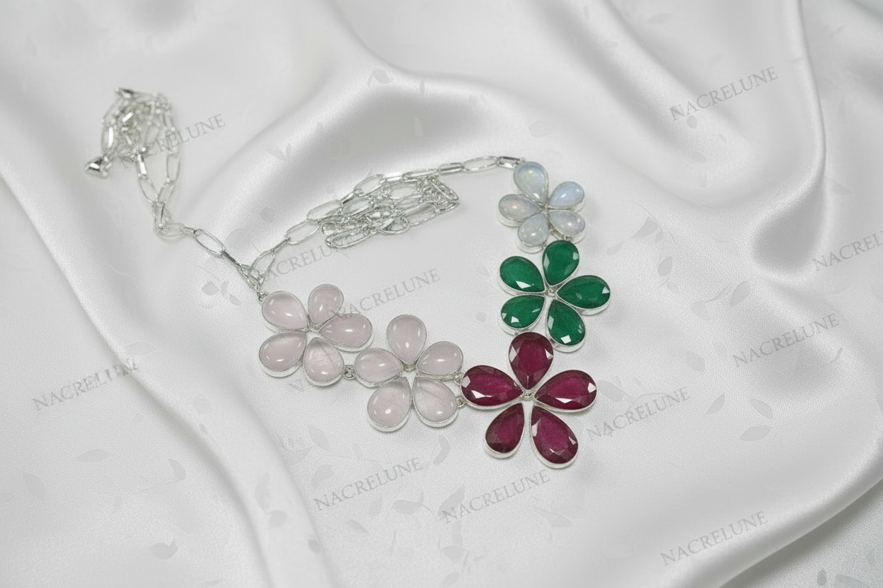 Collier en argent avec rubis émeraudes quartz roses et pierres de lune taillées en forme de fleurs nacrelune.com collier
