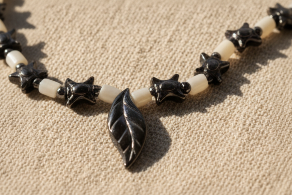 Collier nacre et tortues en hématite nacrelune.com collier