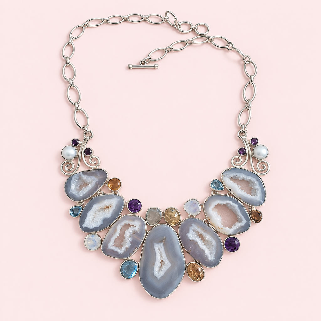 Collier à plat sur fond rose poudré