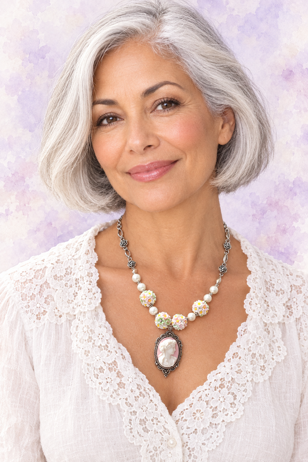 Collier porté, femme aux cheveux argentés, fond lilas