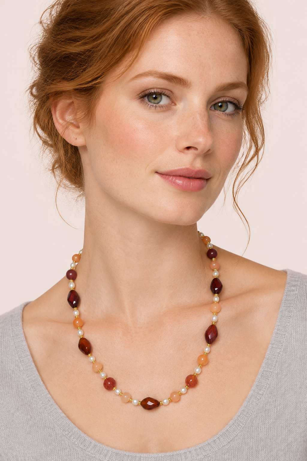 Collier porté sur fond blush très clair