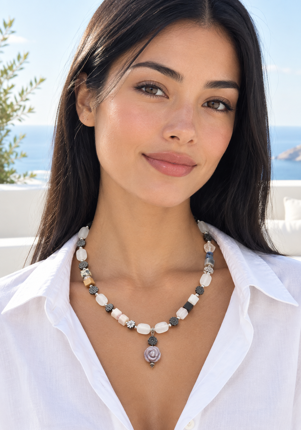 Collier porté sur une terrasse en bord de mer