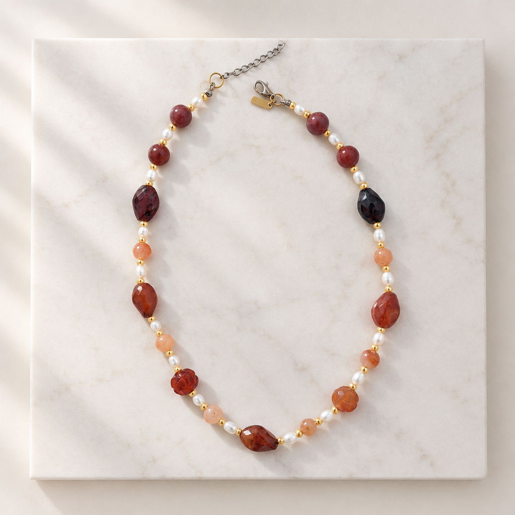 Collier sur marbre blanc