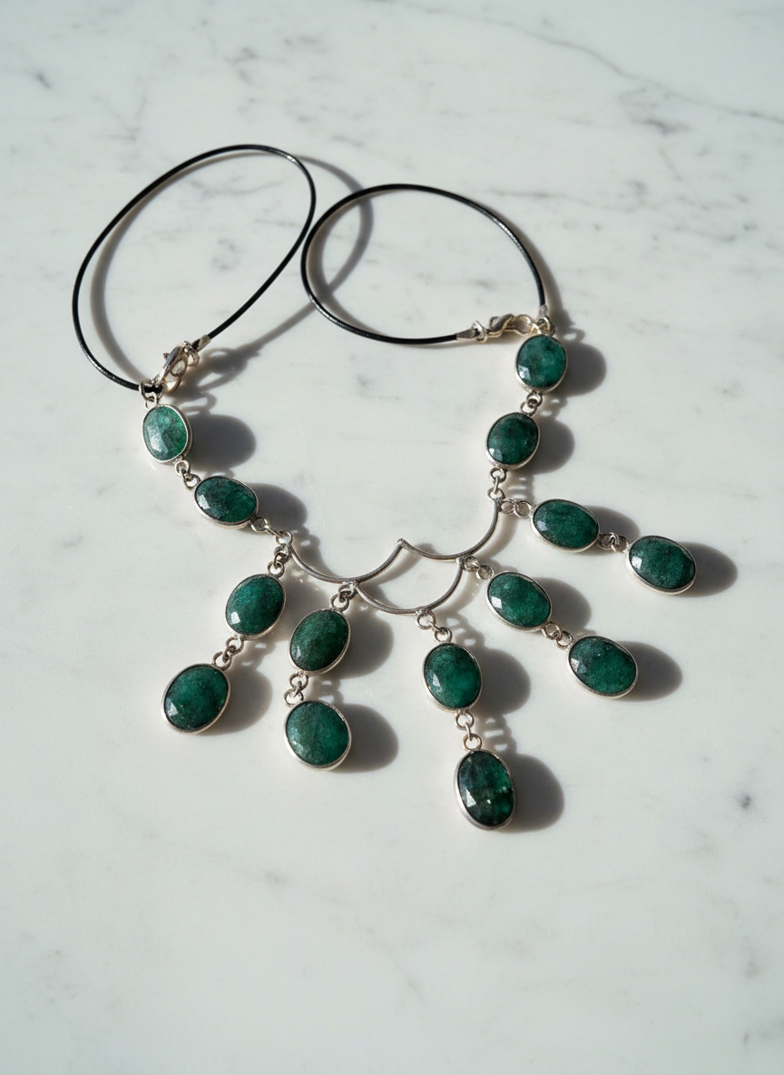 Collier en argent 925 avec émeraudes taillées sur lien de cuir nacrelune.com collier