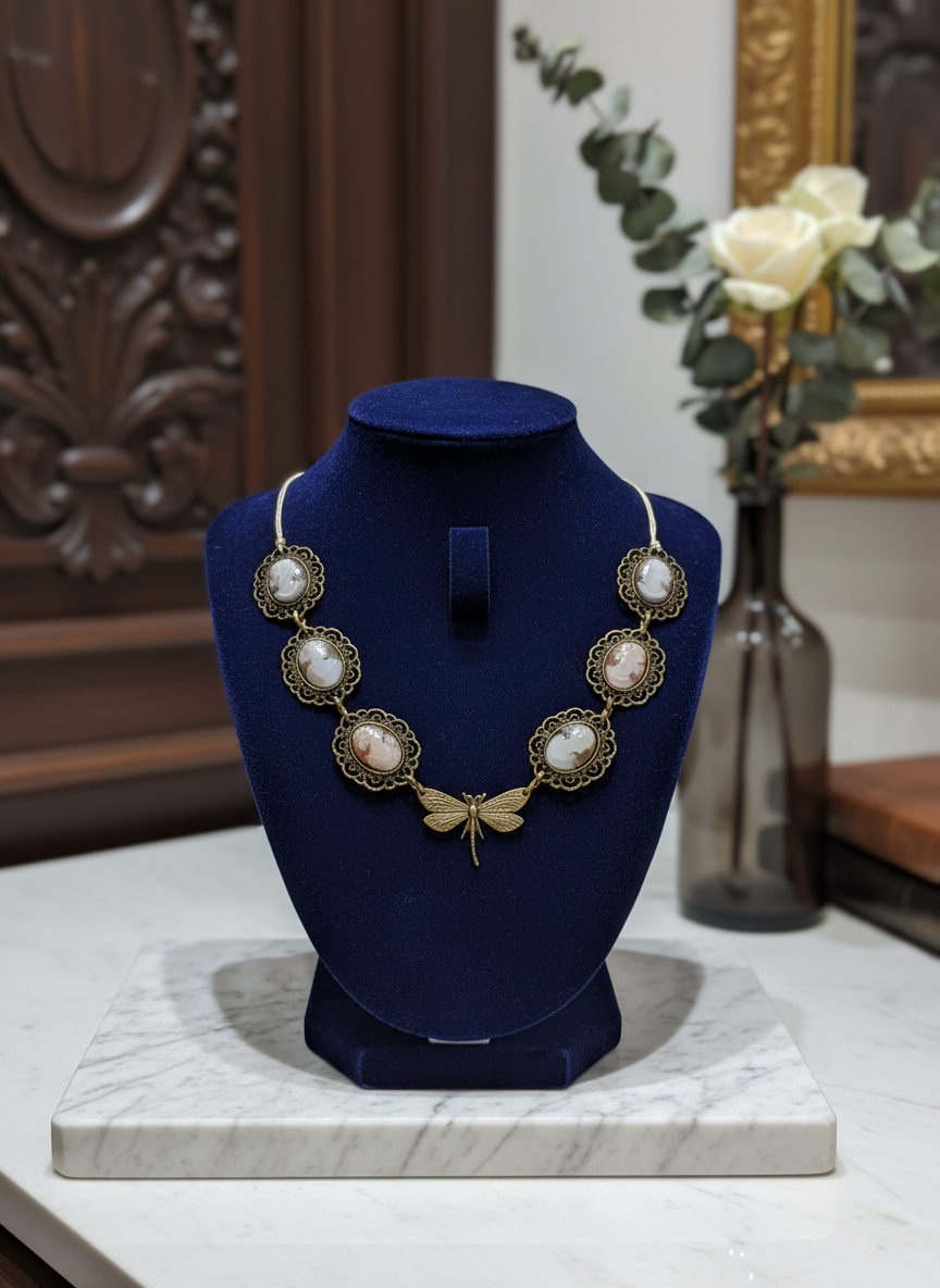Collier fait de camées avec libellule nacrelune.com collier