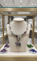Collier en perles et elephant sculptés en fluorite naturelle et perles avec camée métal nacrelune.com collier