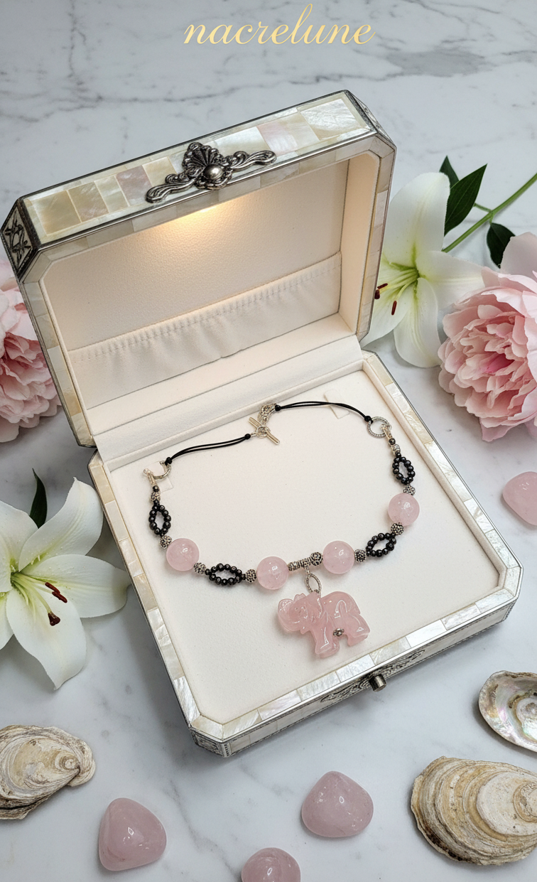 Collier Éléphant Sculpté en Quartz Rose Véritable | NACRELUNE nacrelune.com collier