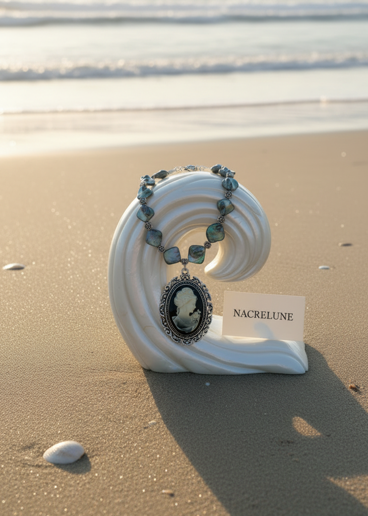 Collier en Nacre avec Camée | NACRELUNE nacrelune.com collier
