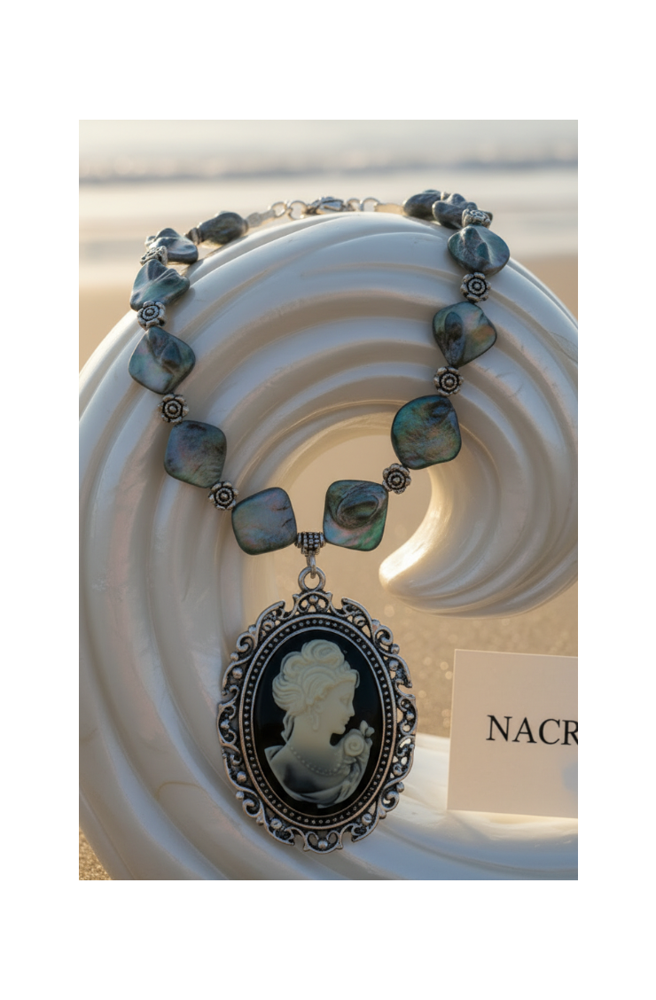 Collier en Nacre avec Camée | NACRELUNE nacrelune.com collier