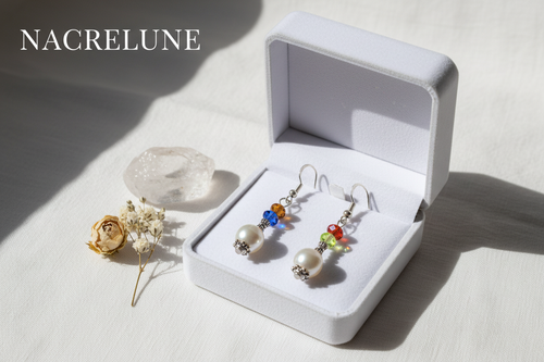 Boucles d'oreille perle de nacre et strass – Monture argentée & éclat cristallin nacrelune.com boucles d'oreille