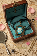 Pendentif camée en résine représentant 2 jeunes filles, choisissez votre couleur Bleu turquoise nacrelune.com pendentif