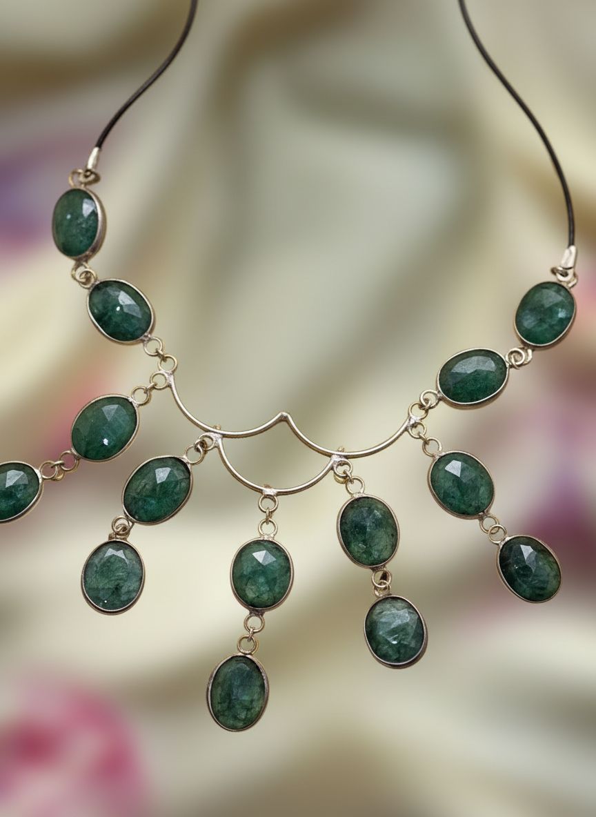 Collier en argent 925 avec émeraudes taillées sur lien de cuir NACRELUNE collier