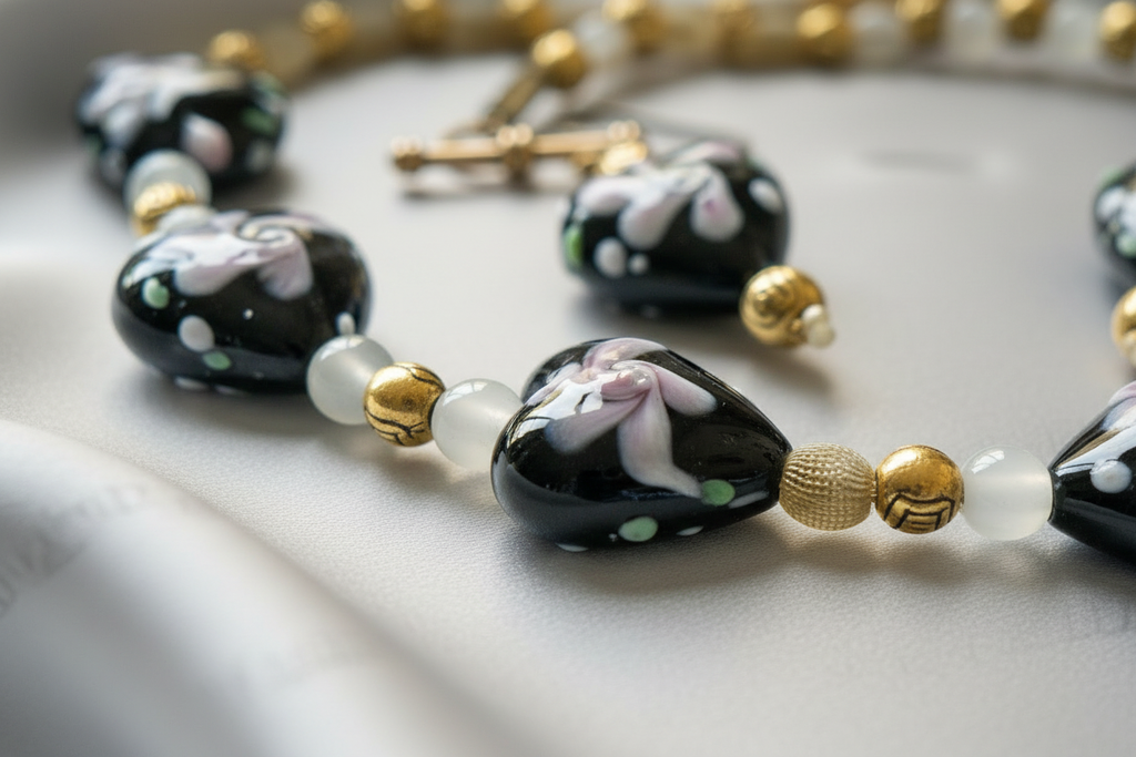 parure en perles de verre et coeurs en verre noir et rose décorés à la main nacrelune.com parure