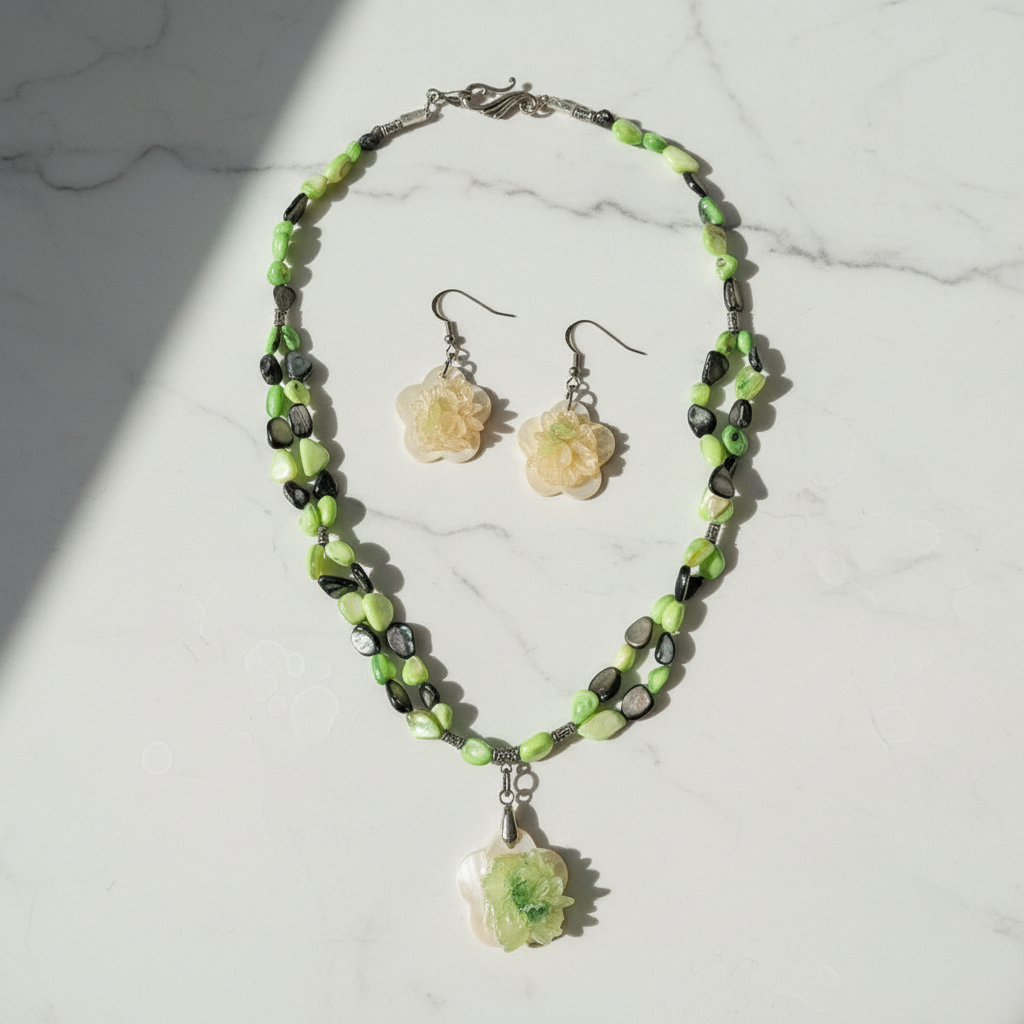 Parure perles de nacre colorées avec fleur en nacre nacrelune.com parure