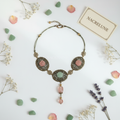 Collier en métal avec fleurs en aventurine sculptées et quartz rouges nacrelune.com collier