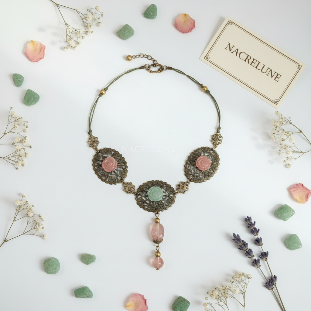Collier en métal avec fleurs en aventurine sculptées et quartz rouges nacrelune.com collier