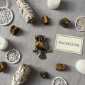Flat lay pendentif chouette œil tigre lithothérapie NACRELUNE