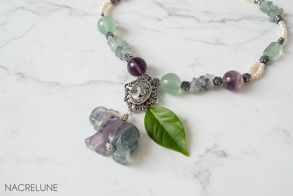 Collier en perles et elephant sculptés en fluorite naturelle et perles avec camée métal nacrelune.com collier