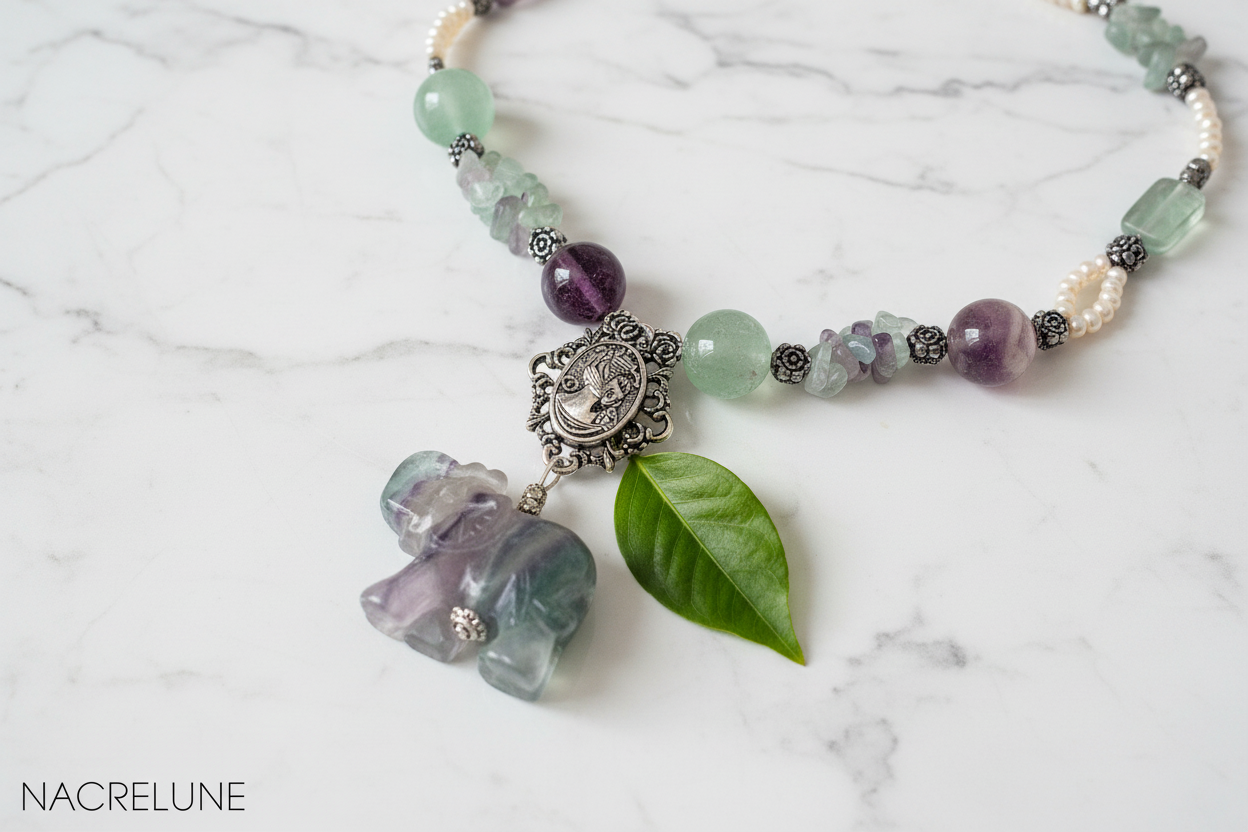 Collier en perles et elephant sculptés en fluorite naturelle et perles avec camée métal nacrelune.com collier