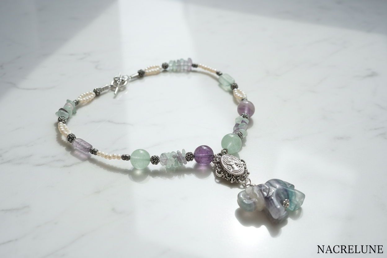 Collier en perles et elephant sculptés en fluorite naturelle et perles avec camée métal nacrelune.com collier