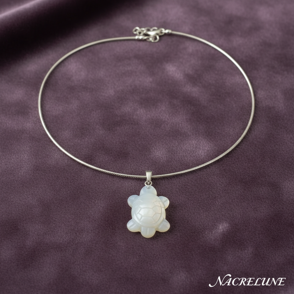 Pendentif en nacre en forme de tortue nacrelune.com pendentif