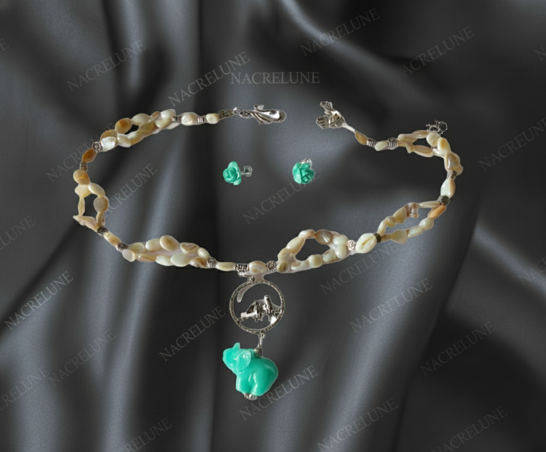 Parure en perles de nacre avec éléphant sculpté en résine turquoise NACRELUNE parure