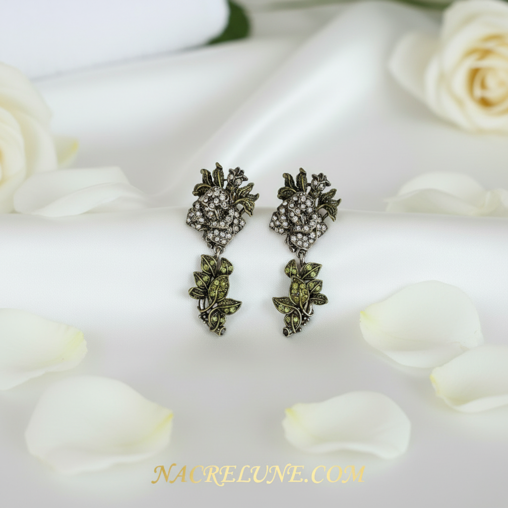 Grandes boucles d'oreille en strass en forme de roses blanches nacrelune.com boucles d'oreille