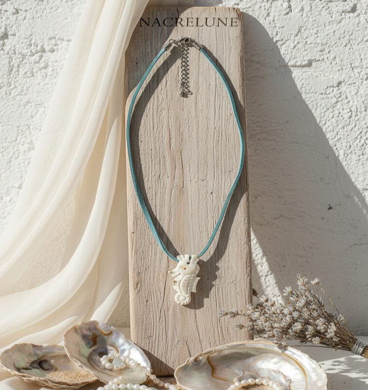 Pendentif hyppocampe en nacre avec son lien cuir nacrelune.com pendentif