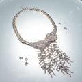 Collier strass couleur aurore boréale représentant un paon monté sur métal argenté nacrelune.com collier