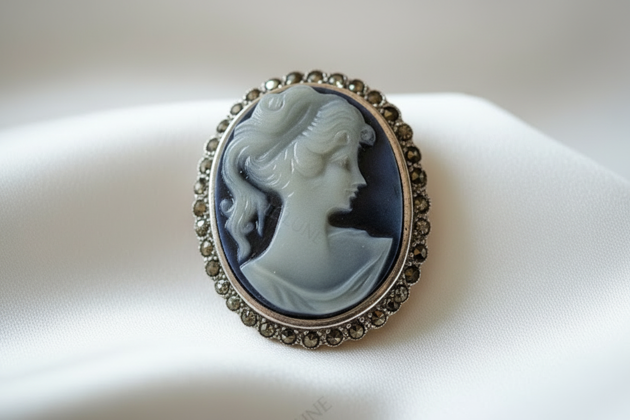 Camée bleu en argent et marcassites NACRELUNE broche