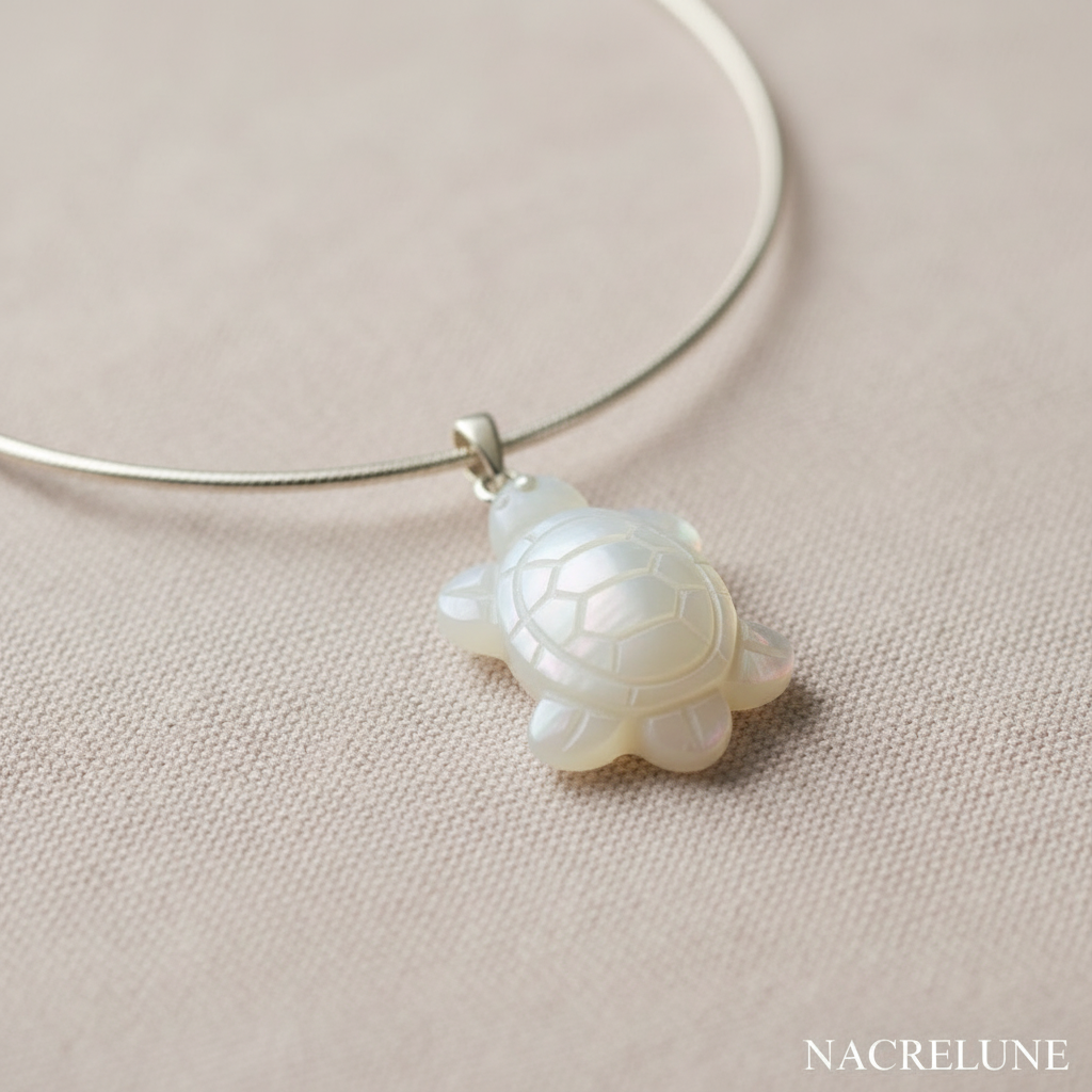 Pendentif en nacre en forme de tortue nacrelune.com pendentif