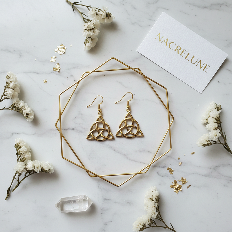 Boucles d'Oreille Triquetra en Laiton Plaqué Or – NACRELUNE NACRELUNE boucles d'oreille