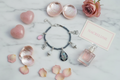 Bracelet en perles fines avec breloques quartz, nacre rose et perle de verre nacrelune.com bracelet