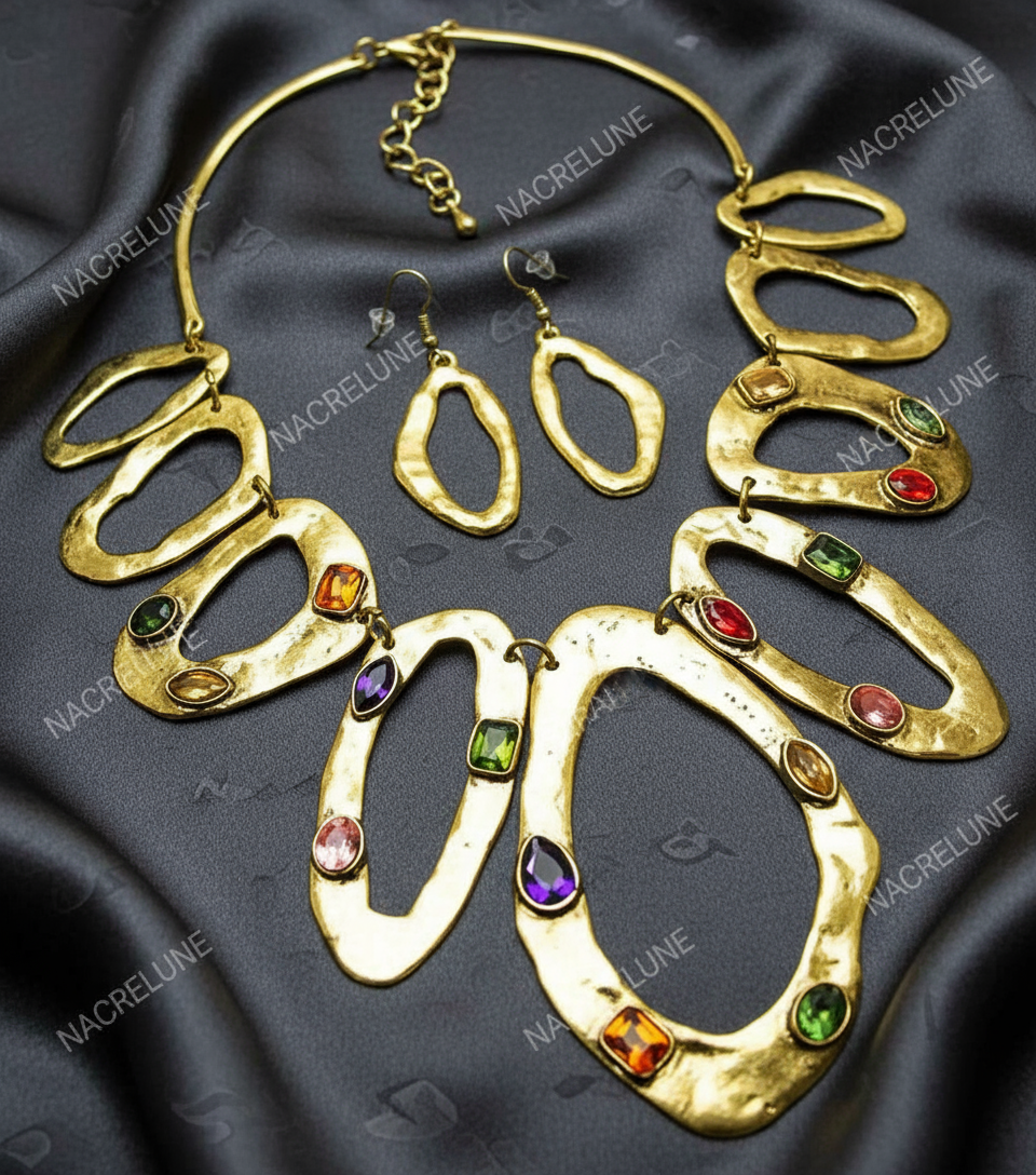 Parure en métal martelé doré et zirconias multicolores nacrelune.com parure
