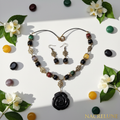 Parure en perles d'agates multicolores et rose sculptée en onyx nacrelune.com parure