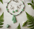 Parure en perles d' aventurine véritables sculptées en forme de fleurs et cheval nacrelune.com parure