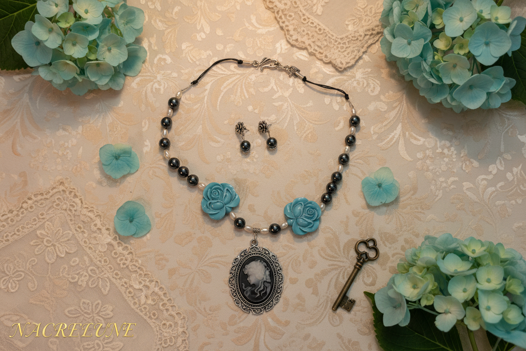 Parure en perles de nacre avec fleurs en resine turquoise et camée nacrelune.com parure