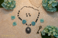 Parure en perles de nacre avec fleurs en resine turquoise et camée nacrelune.com parure