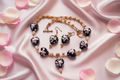 parure en perles de verre et coeurs en verre noir et rose décorés à la main noir nacrelune.com parure