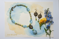 Parure en perles de verre bleue et jaune avec camée en métal nacrelune.com parure
