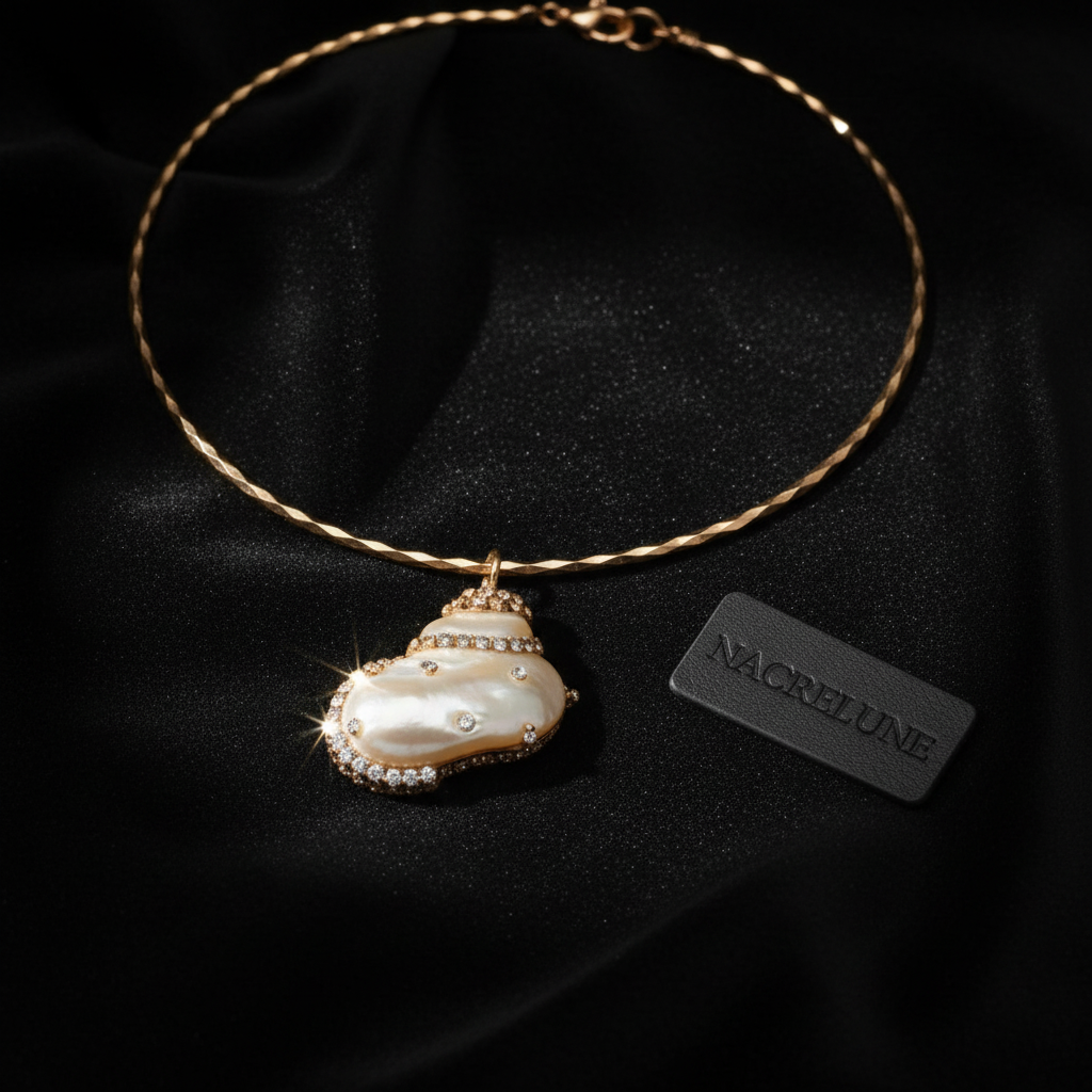 Pendentif en nacre incrusté de strass avec tour du cou semi rigide assorti nacrelune.com pendentif