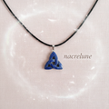 Pendentif Triquetra en Pierre Naturelle | Bijou Celtique – Nacrelune Bleu NACRELUNE pendentif
