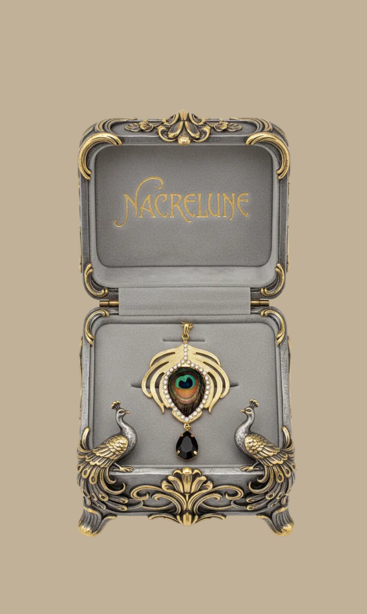 Pendentif Fantaisie Plume de Paon sur Longue Chaîne | NACRELUNE NACRELUNE pendentif